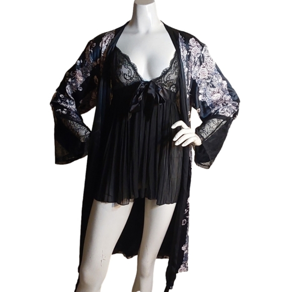 VICTORIA SECRET 2 PIECES NWOT FLORAL SLEEPWEAR SET SIZE MEDIUM - Picture 2 of 6